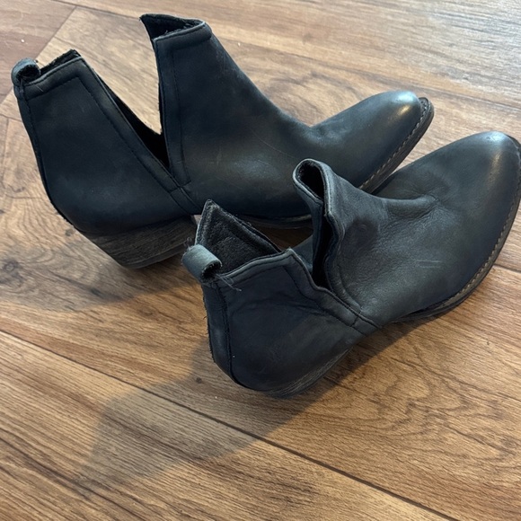 Classic Black Leather Boots - Picture 2 of 3